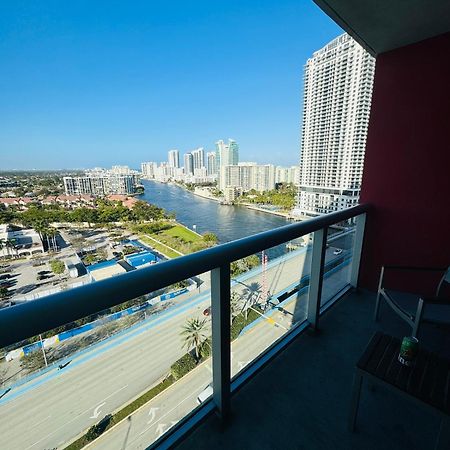Lovely 2Bed 1Bath Condo With Private Balcony 18Th Floor Hallandale Beach Exterior foto