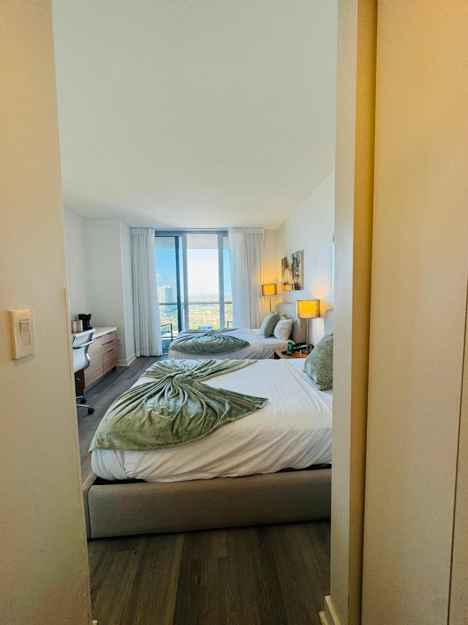 Lovely 2Bed 1Bath Condo With Private Balcony 18Th Floor Hallandale Beach Exterior foto